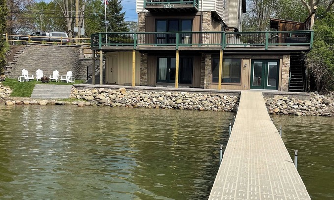 Livonia Casa | Beautiful Lakehouse with Pontoon and Hot Tub