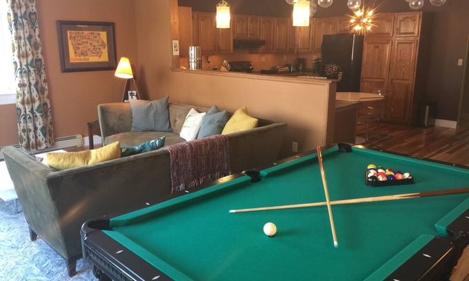 Decorah Apartamento | Loft moderno en la histórica calle Water en el hermoso centro de Decorah