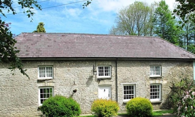 Pencader Cabaña | Beautiful Large Rural Cottage near Pencader