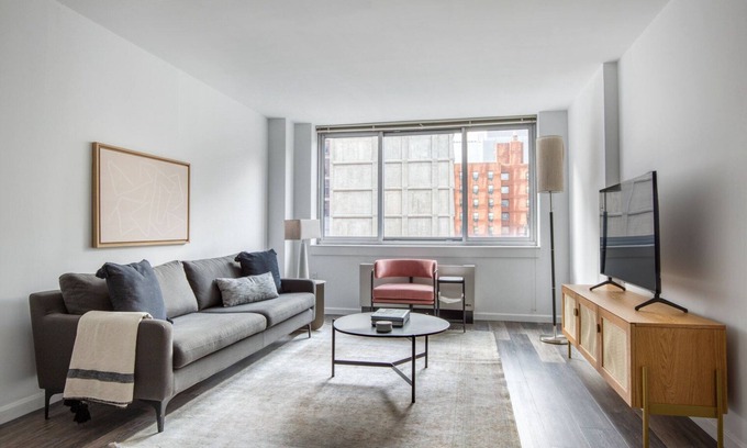 Bowery Apartamento | Beautiful LES 1BR w/ Elevator & W/D, nr Green Space, by Blueground