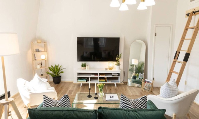 Newtonville Apartamento | Beautiful, Light-Filled North Troy Loft