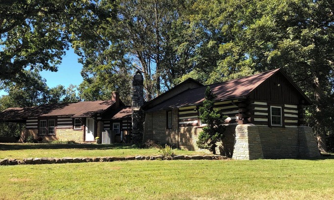 Greensboro Cabina | Beautiful Log Cabin River Retreat- In very convenient location!