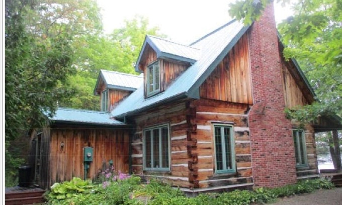 Georgian Bay Cabaña | Beautiful Luxury Muskoka Waterfront Dream Cottage on Six Mile Lake