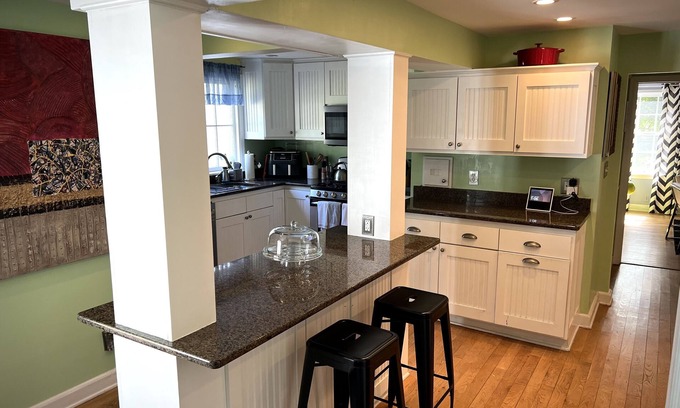 Fox Point Casa | Beautiful Milwaukee North Shore Home!- 15 minutes from downtown