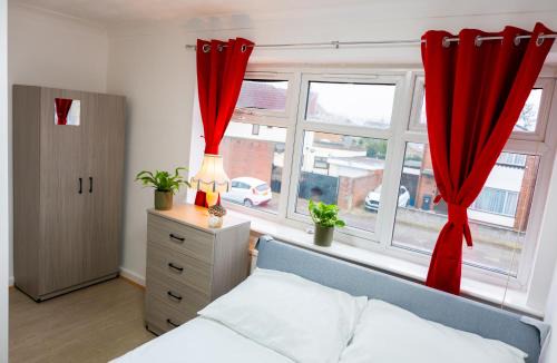 Chadwell Casa | Beautiful Modern Home in London, Free Parking, Family Home, Sleeps 9, Close to Railway Station