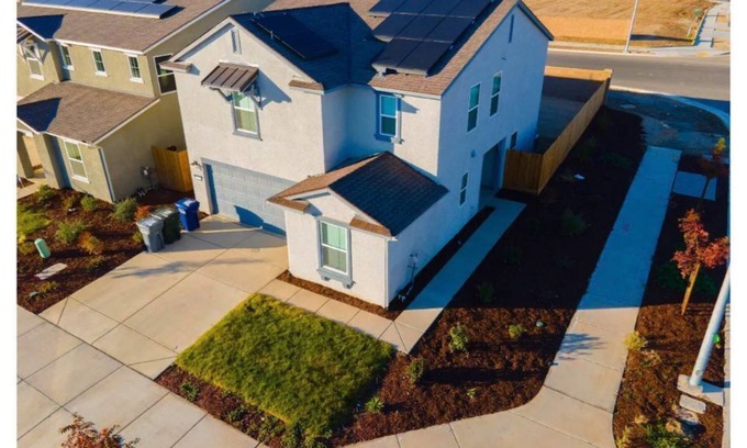 Merced Casa | Beautiful new 5BR home - free parking