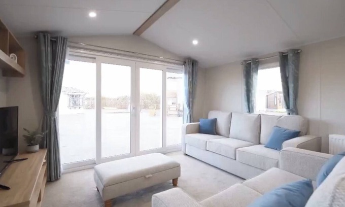 Cresswell Casa | Beautiful new caravan with decking - 500 yards to beach