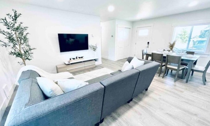 Everett Casa | Beautiful NEW Rambler style