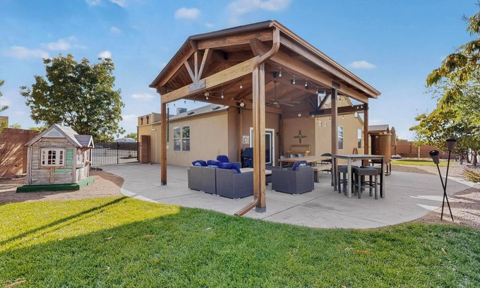 North Valley Casa | Beautiful North Valley home, garage, yard, BBQ