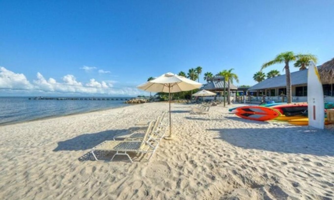 Ruskin Apartamento | Beautiful one bedroom resort-style studio with pool and beach access