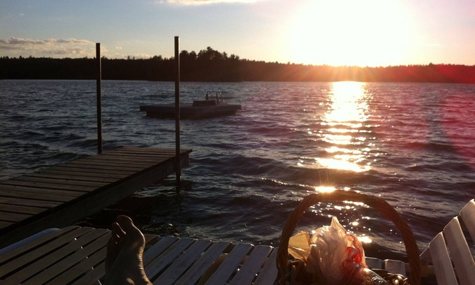 Minong Casa | Hermosa casa nueva de un nivel en un lago cristalino para divertirse durante todo el año