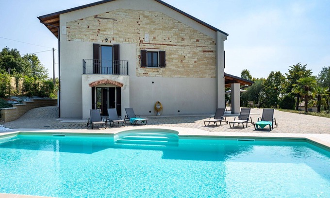 Ponzano Monferrato Casa | Estupenda casa de vacaciones privada para 14 personas con WIFI, A/C, piscina privada, TV y terraza