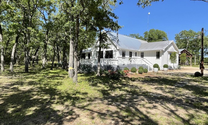 Flatonia Casa | Beautiful Private Country Home on 23 acres. Sleeps 9. Pond, dock, hiking trails.