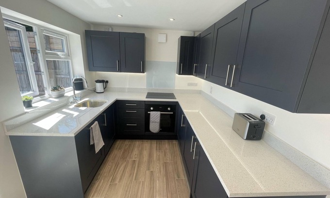 Dinas Powys Casa | Beautiful Private Detached 1-bed Bungalow