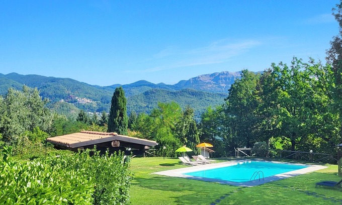 Camporgiano Villa | Hermosa casa con impresionantes vistas, amplio jardín y piscina privada.