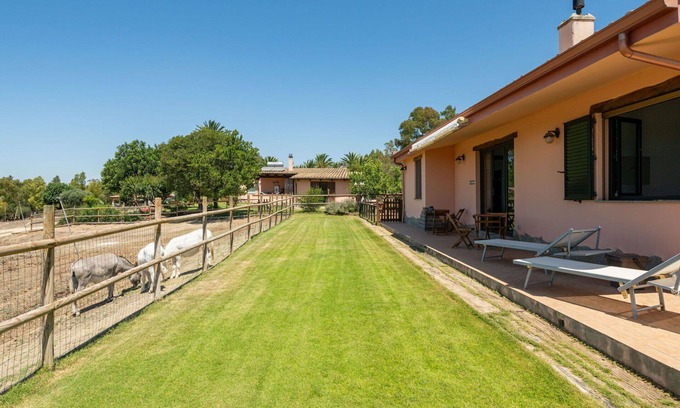 Quartucciu Casa | Maravillosa casa de vacaciones privada con A/C, TV, patio, vista panorámica y aparcamiento