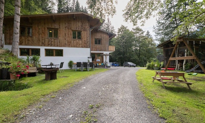 Silbertal Casa | Maravillosa casa de vacaciones privada para 38 personas con WIFI, TV y patio