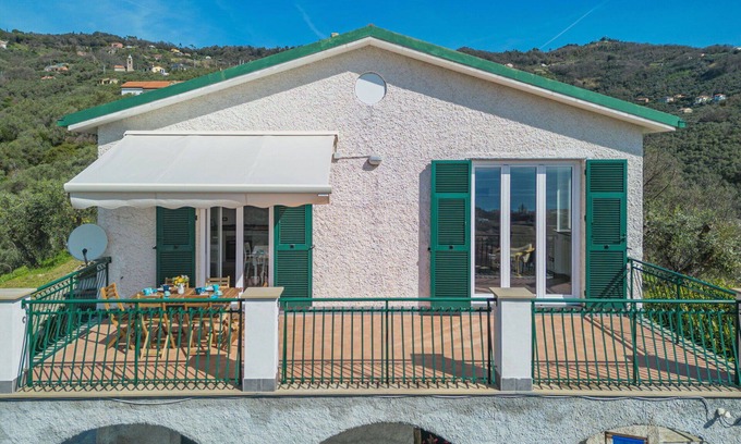 Moneglia Casa | Maravillosa casa de vacaciones privada con A/C, WIFI, TV, patio, mascotas permitida y aparcamiento