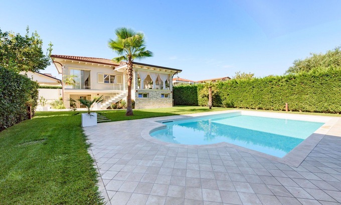 Querceta Villa | Maravillosa casa de vacaciones privada con A/C, piscina privada, WIFI y TV, cerca de Forte Dei Marmi