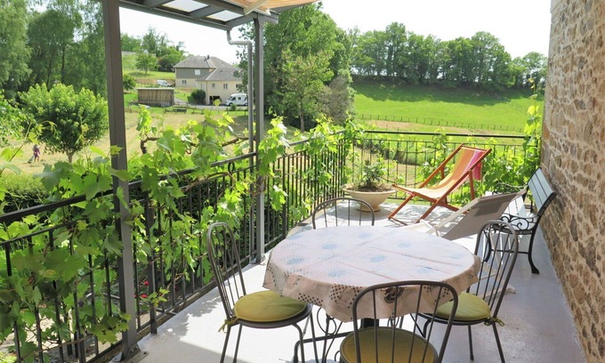 Lascaux Villa | Preciosa casa de vacaciones privada con TV, terraza, mascotas permitida y vista panorámica