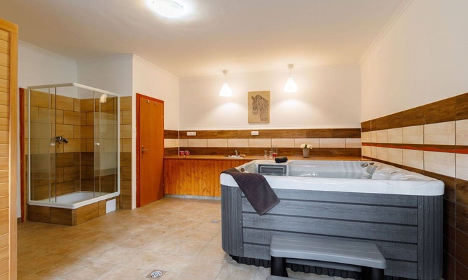 Balatonfenyves Casa | Preciosa casa de vacaciones privada con jacuzzi, piscina privada, TV y terraza