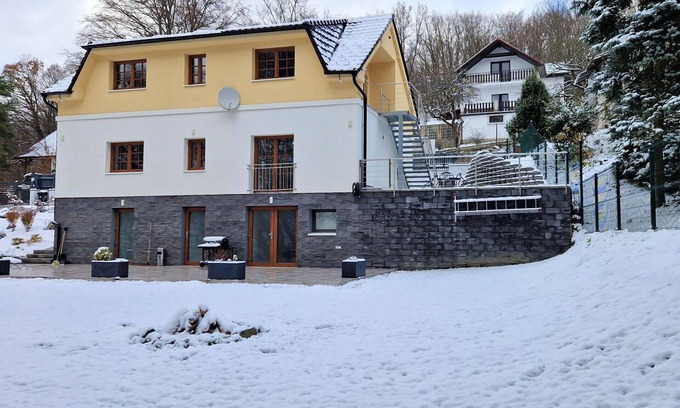 Petrov Villa | Estupenda casa de vacaciones privada con piscina privada, WIFI, TV, terraza y mascotas permitida