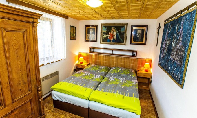 Rovensko pod Troskami Villa | Estupenda casa de vacaciones privada para 8 personas con TV y patio