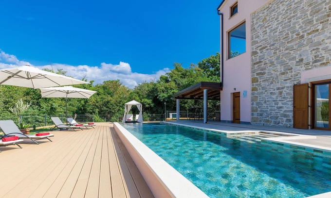 Radini Casa | Preciosa casa de vacaciones privada con piscina privada, WIFI, A/C, TV, terraza y mascotas permitida
