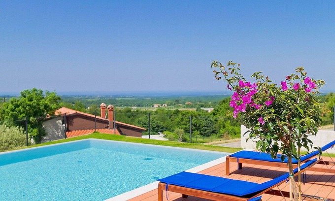 Farini Villa | Estupenda casa de vacaciones privada con piscina privada, WIFI, A/C, TV, patio y vista panorámica