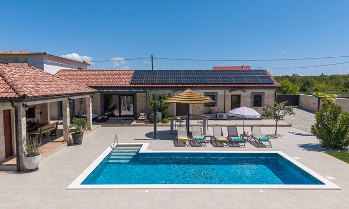 Zemunik Donji Casa | Casa de vacaciones privada con piscina privada, WIFI, A/C, TV, terraza, mascotas permitida