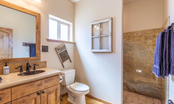Old Station Cabina | Beautiful retreat on Hat Creek, Fire pits, Fishing and 15 min. from Lassen Park