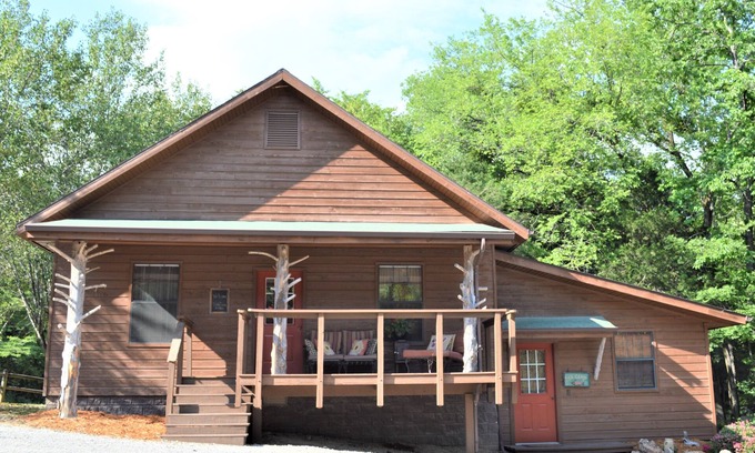 Flippin Casa | Beautiful River House that sits on the banks of the White River, with docks.