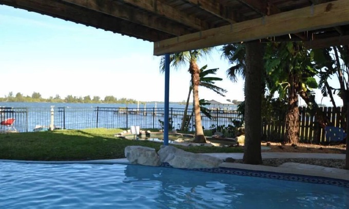 Grant-Valkaria Chalet De Esquí | Lugar para eventos frente al mar hermoso en casa en el río Indian con piscina y muelle