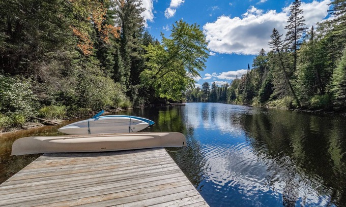Bracebridge Cabaña | Beautiful Riverside Cottage that your family will enjoy!