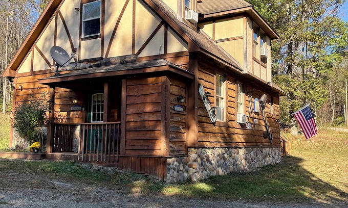 Great Valley Chalet De Esquí | Beautiful Rustic 4 bdr Chalet Made For Big Groups and Life Long Memories!