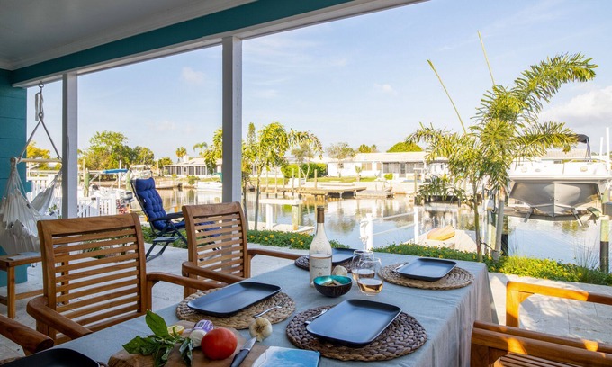 Flor-a-mar Casa | Beautiful Saltwater Canal Home at the Gulf of Mexico