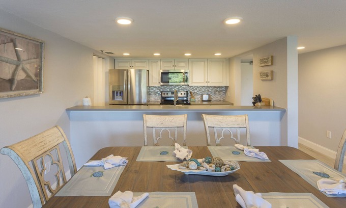 Redington Shores Condominio | Hermosa San Remo en la playa, vista al agua desde todas las ventanas, piscina climatizada, bañera de hidromasaje