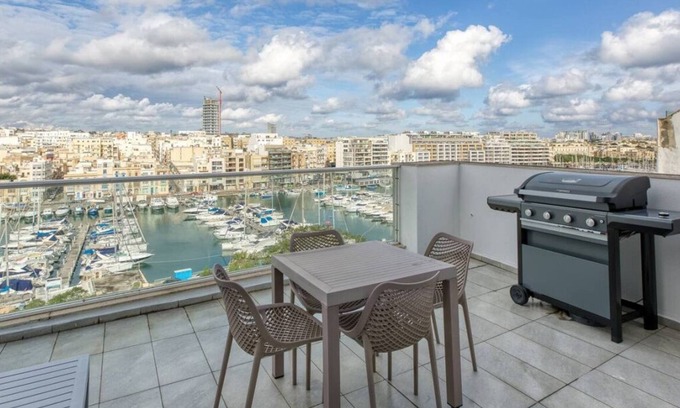 Pieta Apartamento | Beautiful seafront home with private balcony & BBQ