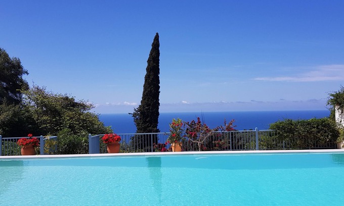 Pelekas Villa | Ver hermosas vistas villa con piscina de borde infinito