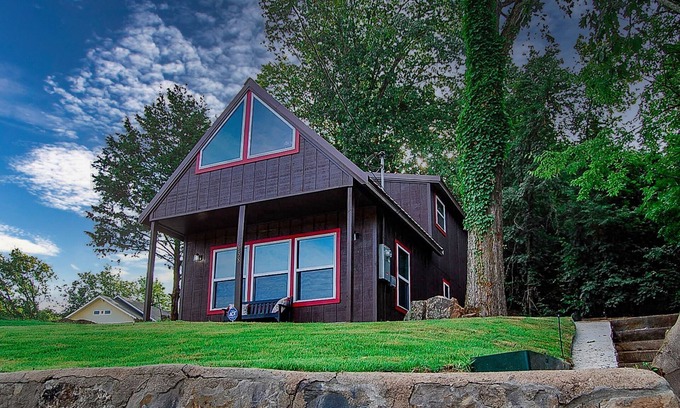 Hot Springs Cabina | Beautiful Shabby-Chic Cabin Downtown Hot Springs