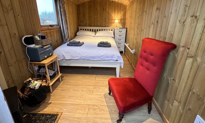 Chackmore Casa | Beautiful Shepherds Hut, with private garden