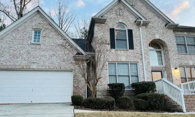 Cliftondale Casa | Beautiful Spacious Home In Atlanta with Content Area in a beautiful neighborhood