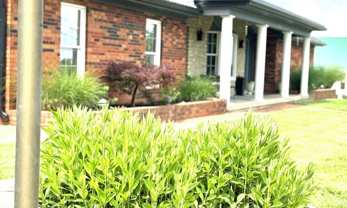 De Mossville Casa | Beautiful, spacious, country home. Close to The Ark! Hot-Tub! Pet-Friendly!