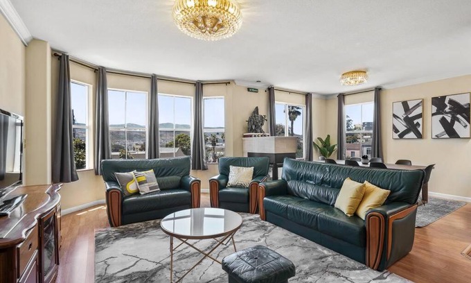 Little Hollywood Casa | Beautiful Spacious House 2BR/4BR in Silver Terrace
