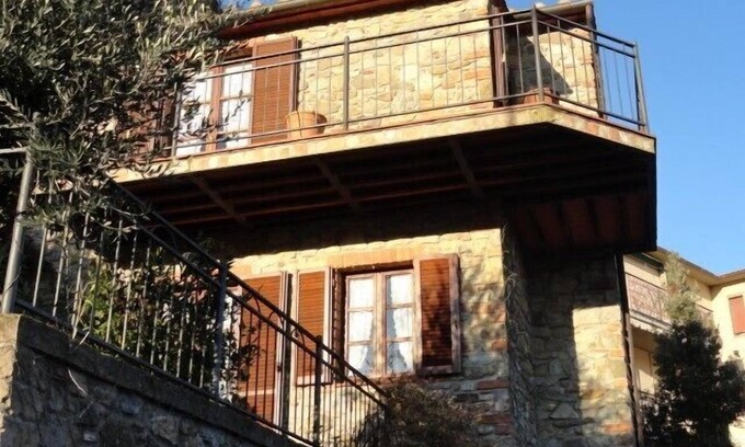 Caldana Casa | Hermosa casa de piedra en la Toscana con terraza y balcón.