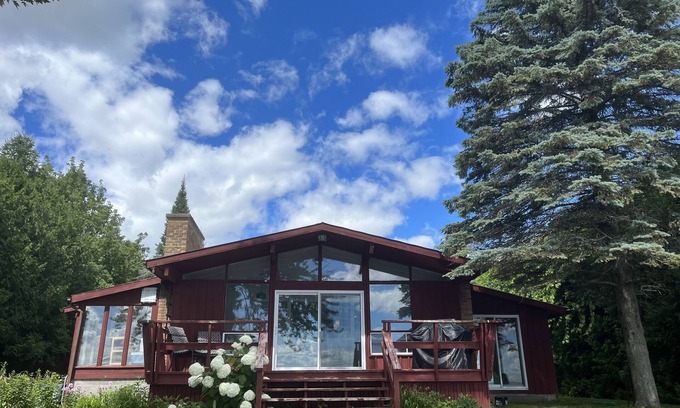 Fenelon Falls Cabaña | Beautiful Sturgeon Lake Retreat