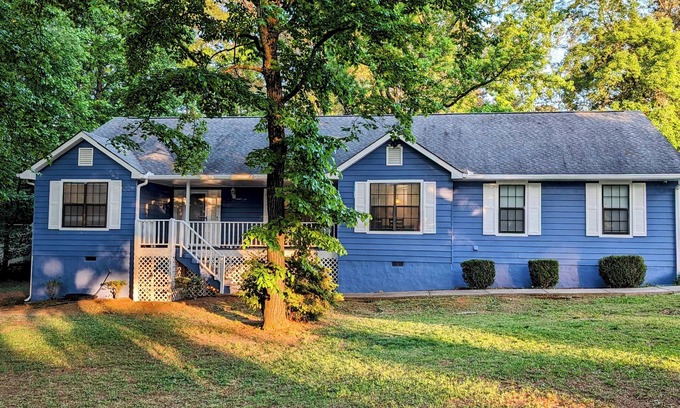 Jonesboro Casa | Beautiful suburban oasis located near Clayton County Park and restaurants.