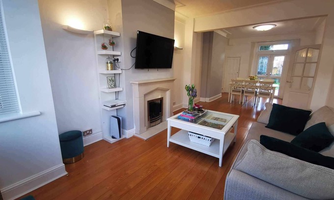 Seven Kings Casa | Beautiful Three Bedroom Home close to Stations