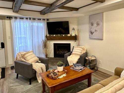 Collingwood Casa | Beautiful tranquil centrally located condo