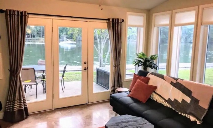 Mid America Condominio | Beautiful Two Bedroom Condo Right At The Water's Edge